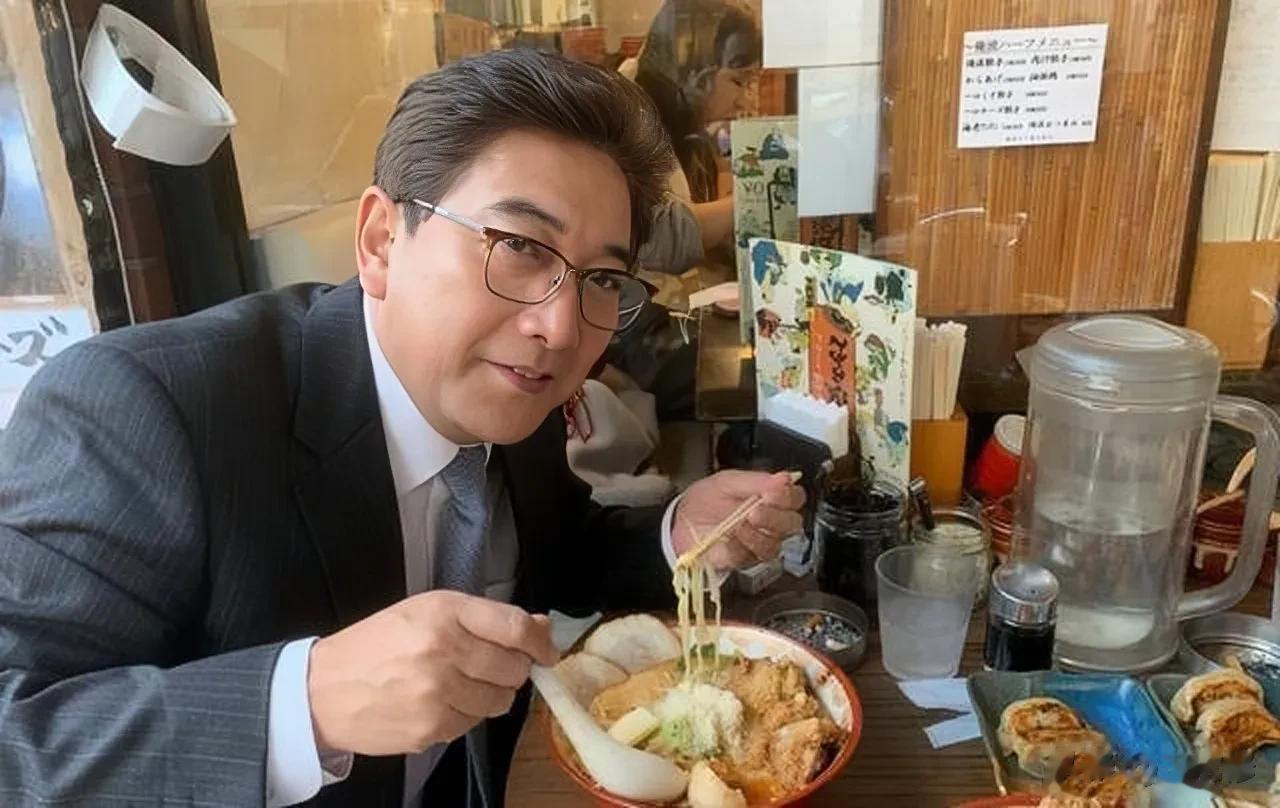 水均益说:伊拉克一个很奇怪的现象，那时候打仗，激战正酣，但是只要到了饭点，士兵就