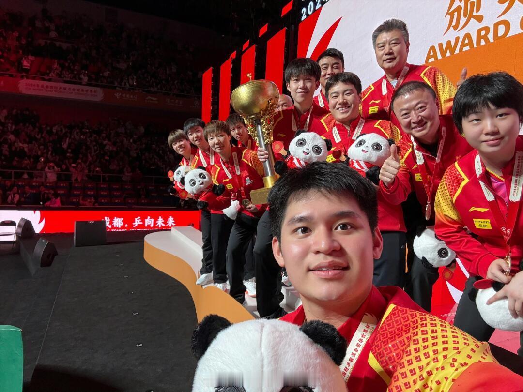 来自冠军队的自拍，我们是冠军🏆！！ 