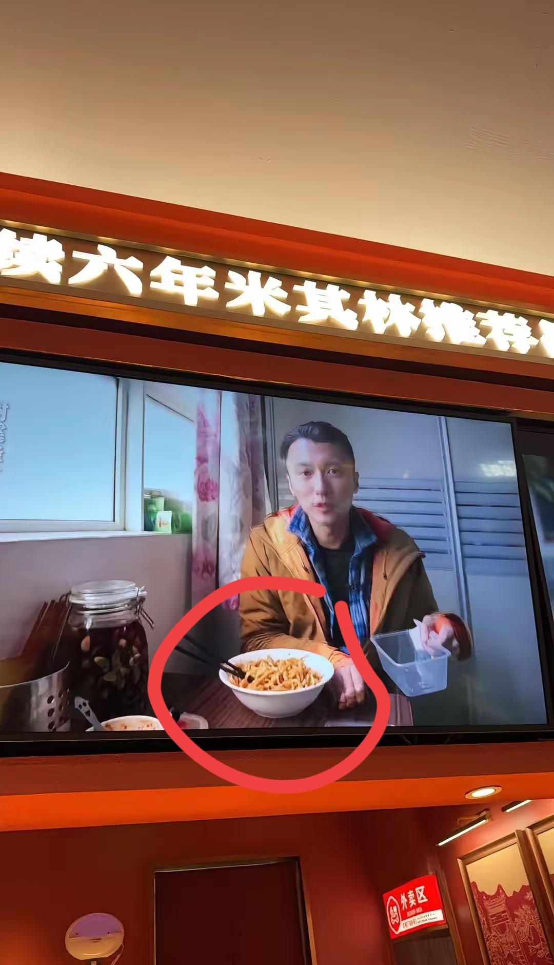 谢霆锋吃碗里吃的是什么？看上去非常好吃