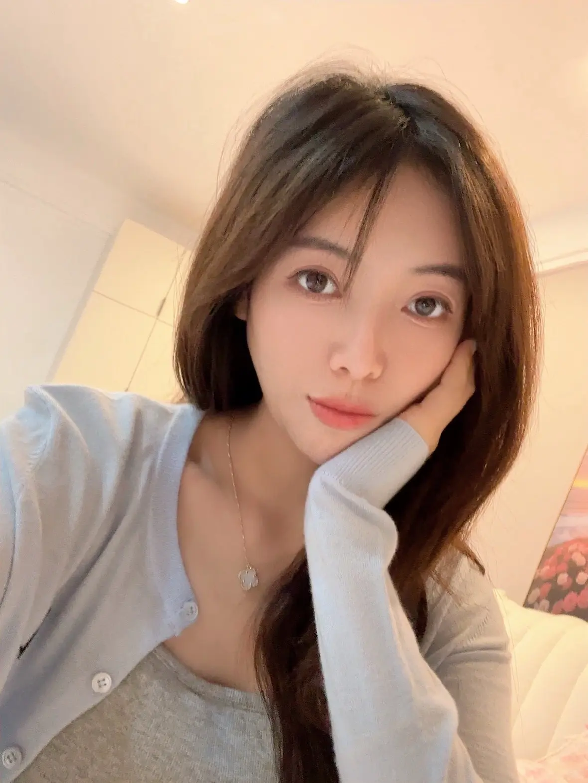 嘻嘻，我是个很宅的人，不出门没重要的人见，可能四天才洗一次头发，天天也...