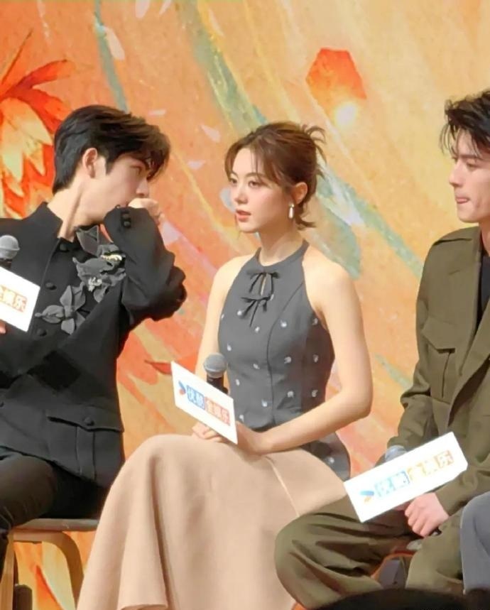 赵今麦正面看不瘦呀，可一转身露出后背，妈呀吓到了，排骨都快露出来了 