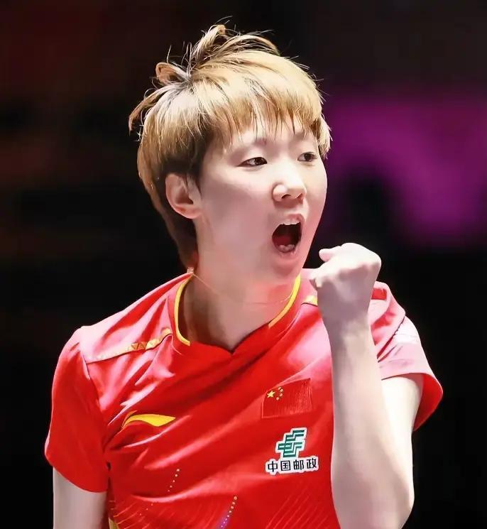 最能打的，往往是看上去最不能打的。
 
国乒队内，她擦汗都慢半拍，表情总有点憨。