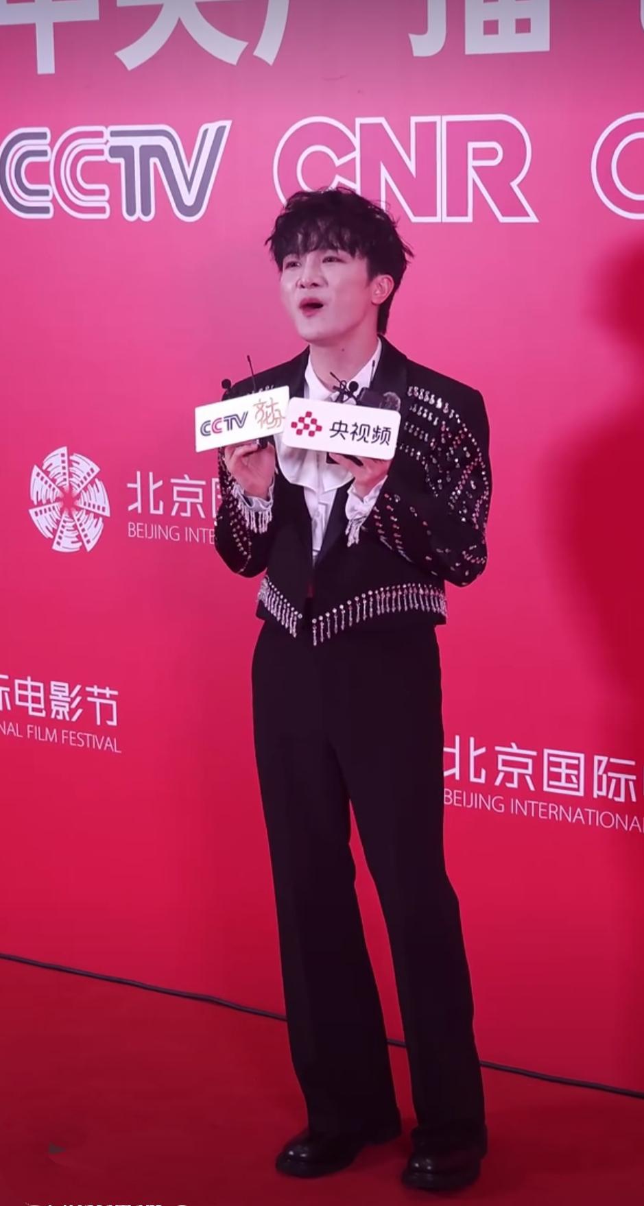 周深现身第十六届北京国际电影节，他一身妖艳的小西装演出服出场，清唱几句，很是惊艳