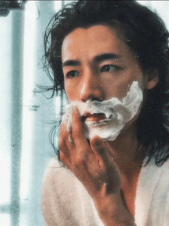 此沙真不把我们当外人 此沙晒出早晨刮胡子的照片，看着就像自家兄弟一样亲近。只是下