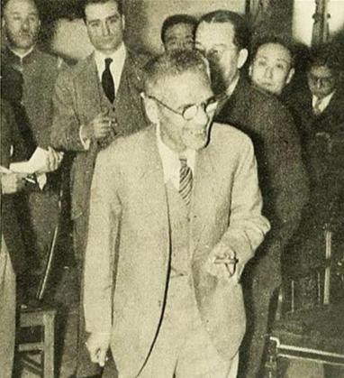 1945年，戴笠邀请50名汉奸吃饭，待众人吃完后，他突然说道：现在公布汉奸名单！