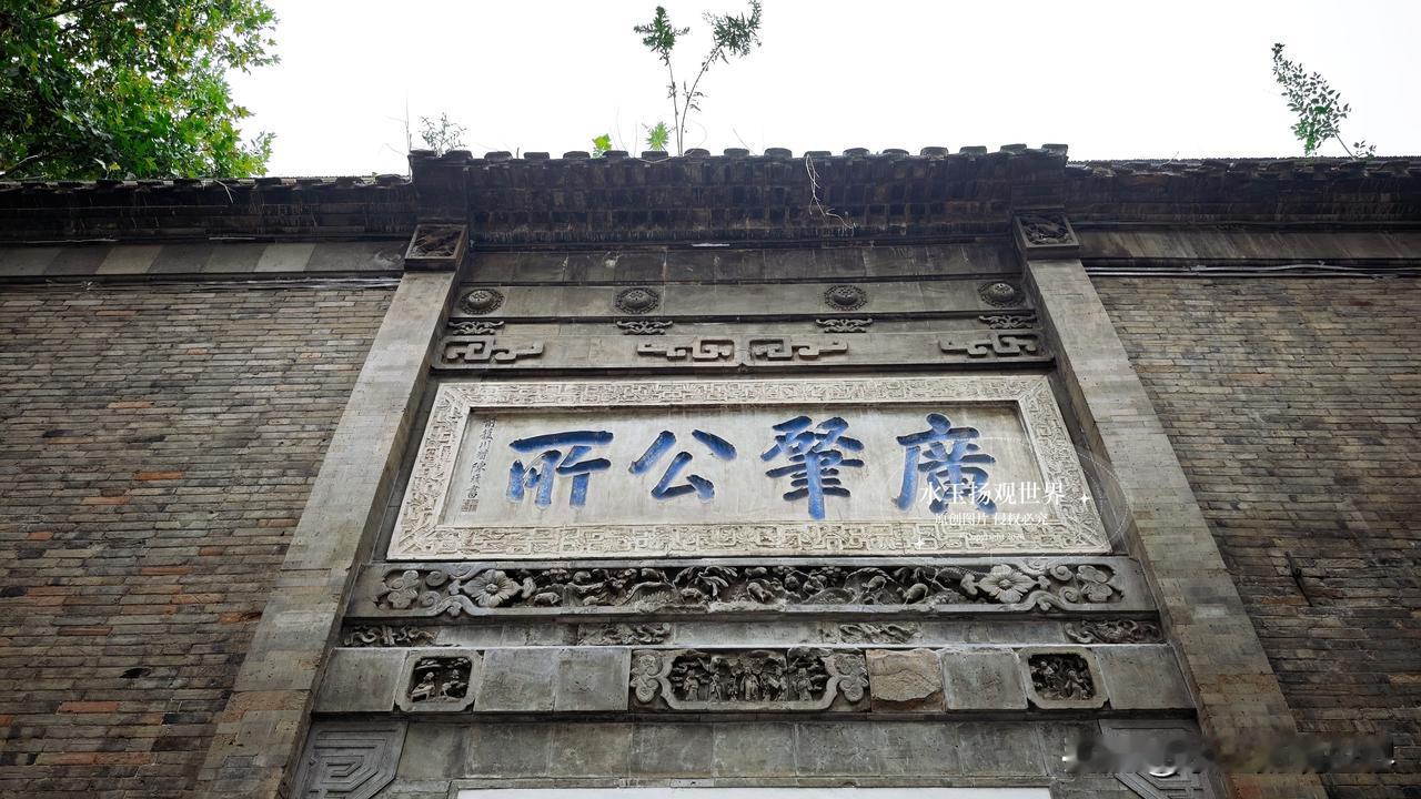 很多人来镇江，直奔西津渡的江景，却错过了巷子里这座安静的广肇公所。说实话，我也是