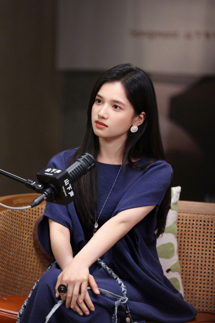 徐帆帮女儿找张婧仪要裤子链接 张婧仪播客里分享了两个温柔瞬间：一是徐帆拍戏时看到