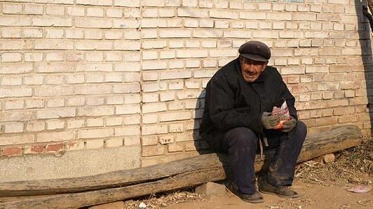 我一年没有搭理我的穷老丈人了，因为我不知道和他说什么，他是一个彻彻底底的负能量，