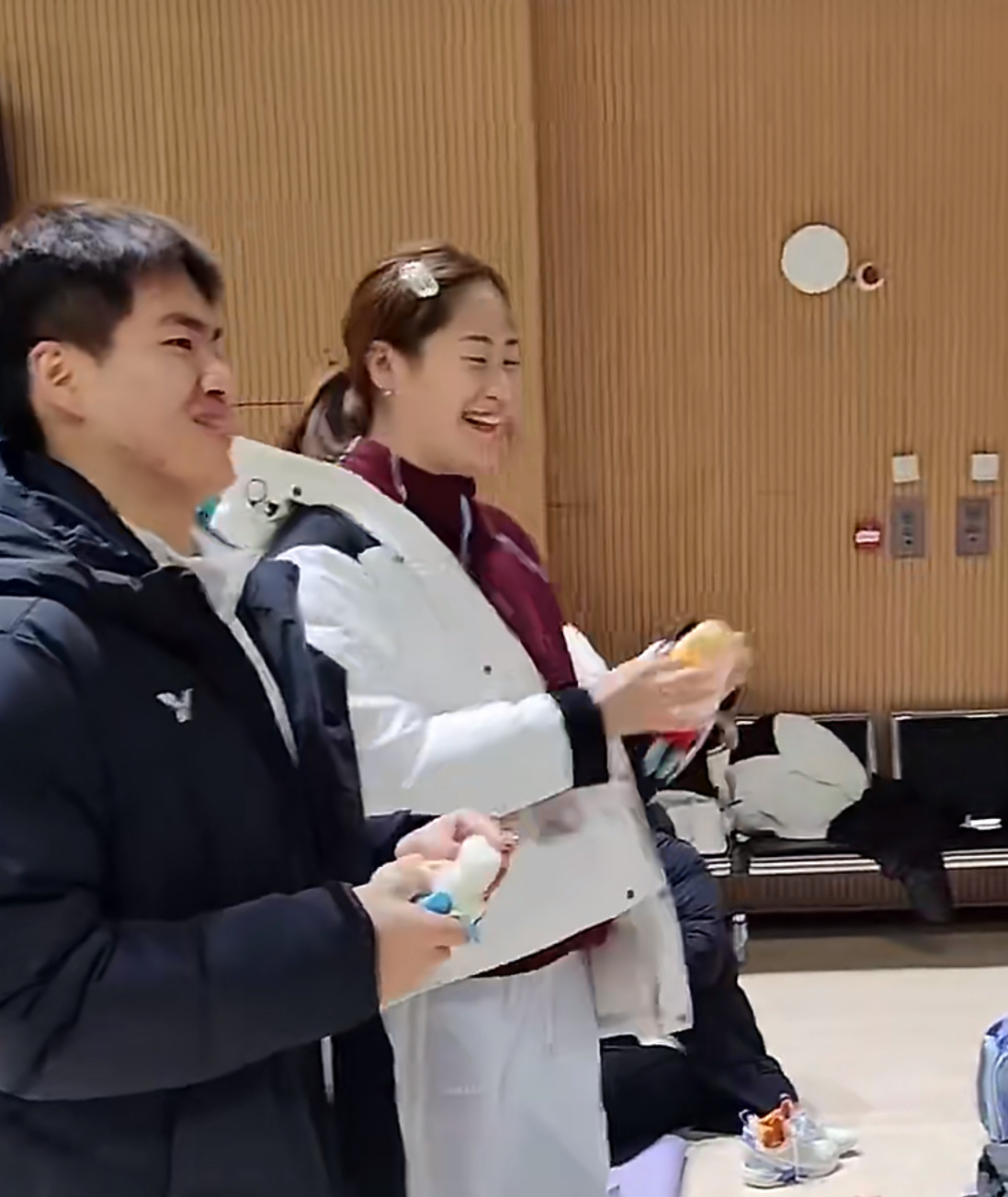 还可以还可以宝宝猪最后被换到了星星人耳机包奶油小兔，我觉得比哭娃好！！！ 