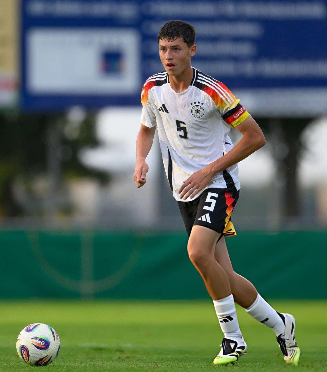 💣💣💣一個沉重的打擊：拜仁慕尼黑的年輕天才中衛——卡西亞諾·基亞拉（17歲