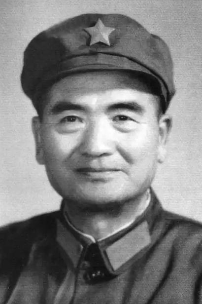 1955年，我军里面，一个叫袁庆荣的军官，被授予解放军大校军衔。当然，袁庆荣这个