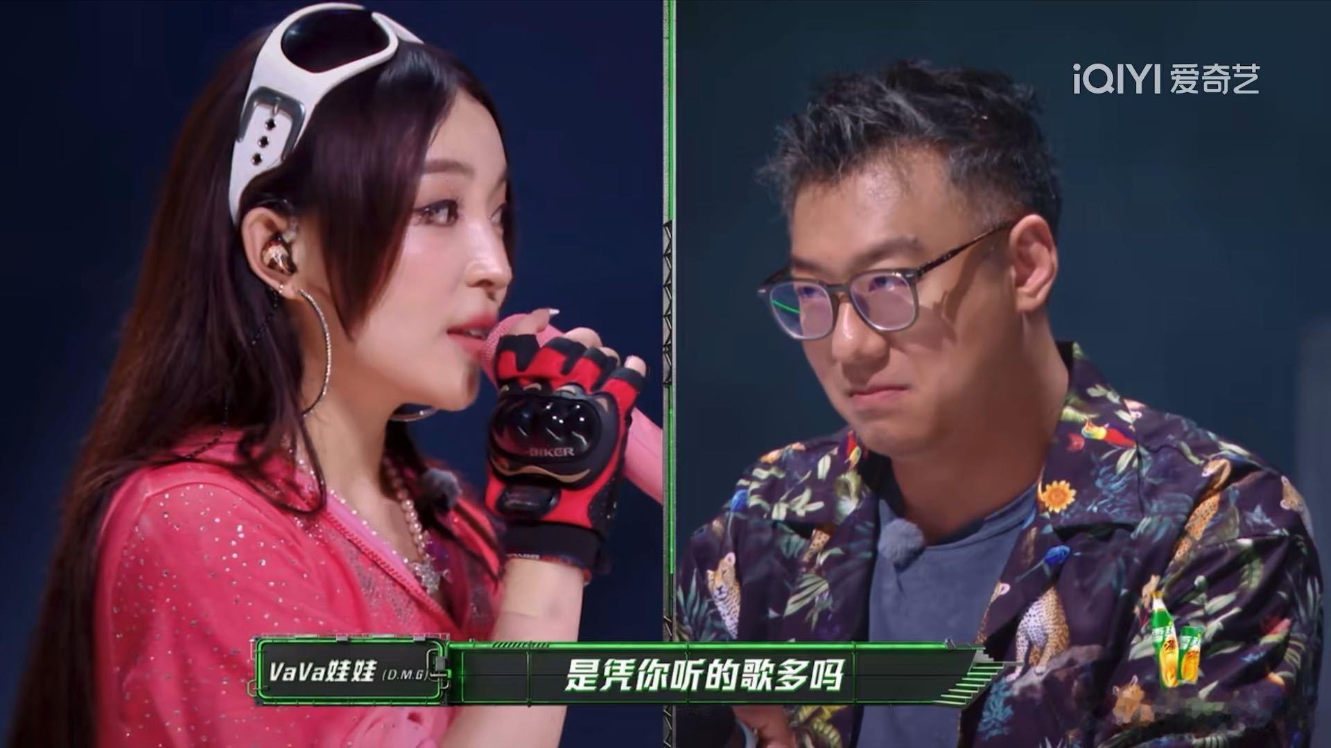 VaVa那句"你凭什么做乐评人"问得尖锐，梁源倒没恼，说自己被请来做不是靠曲库深