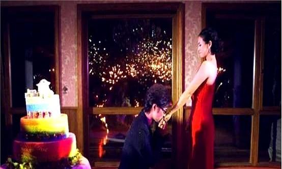 谁能想到，离婚反而让章子怡活得更通透了。

春节在三亚，她素颜陪娃，裤腿蹭脏了也