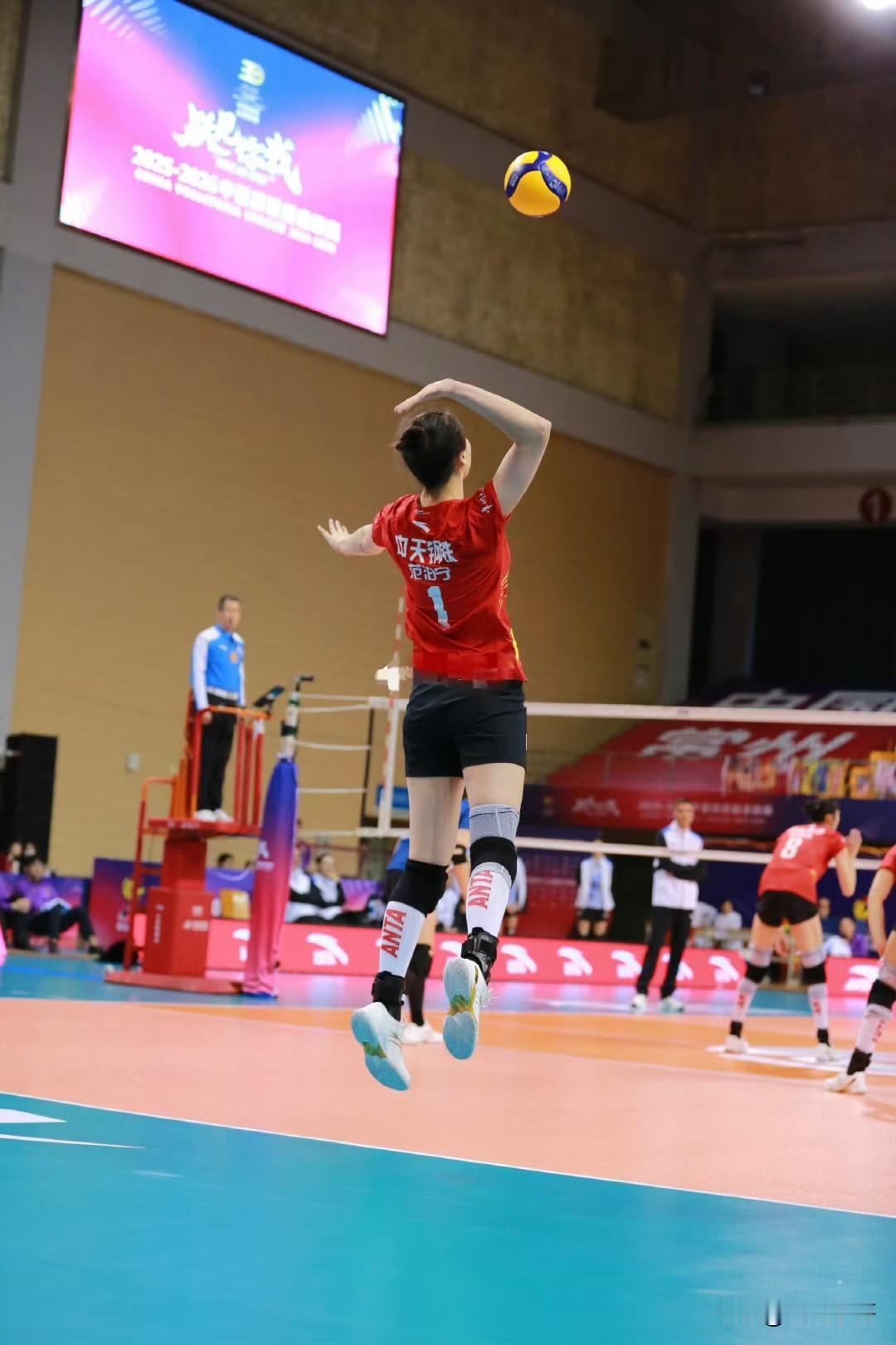 张常宁兄妹指导范泊宁，江苏女排3:1河南女排。赛后中国女排明星主攻张常宁和和哥哥