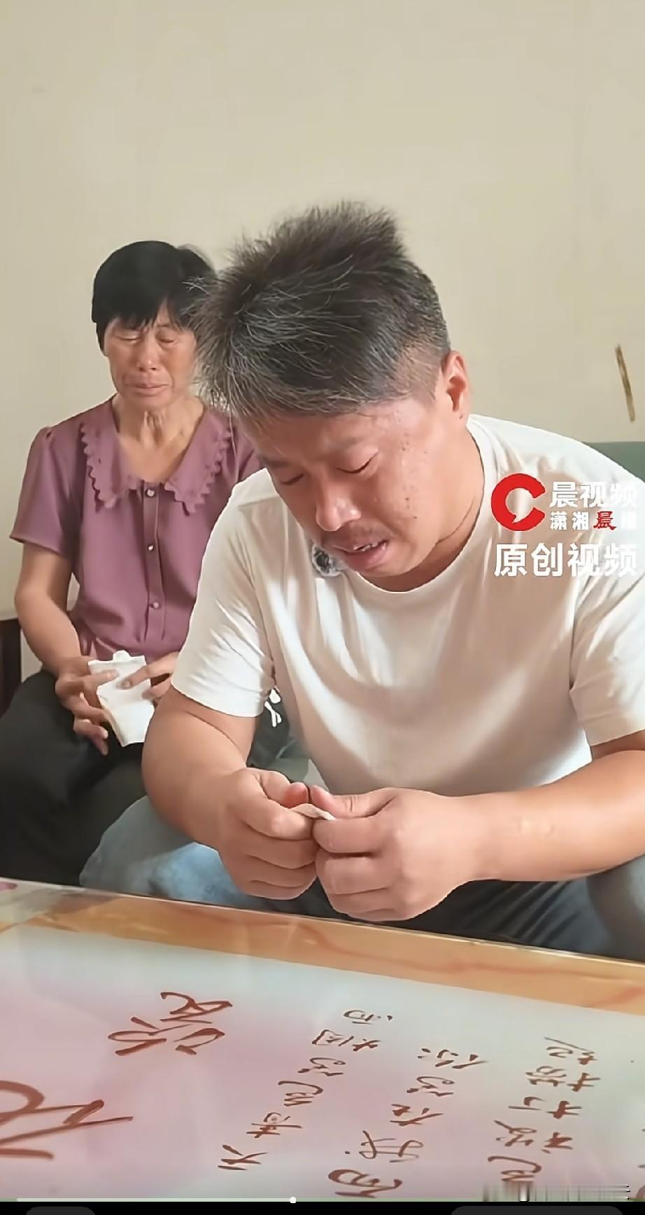 山东，男子家本来请戏班子为奶奶办十年忌日的，结果他父亲和弟弟也命丧当日，他也差点