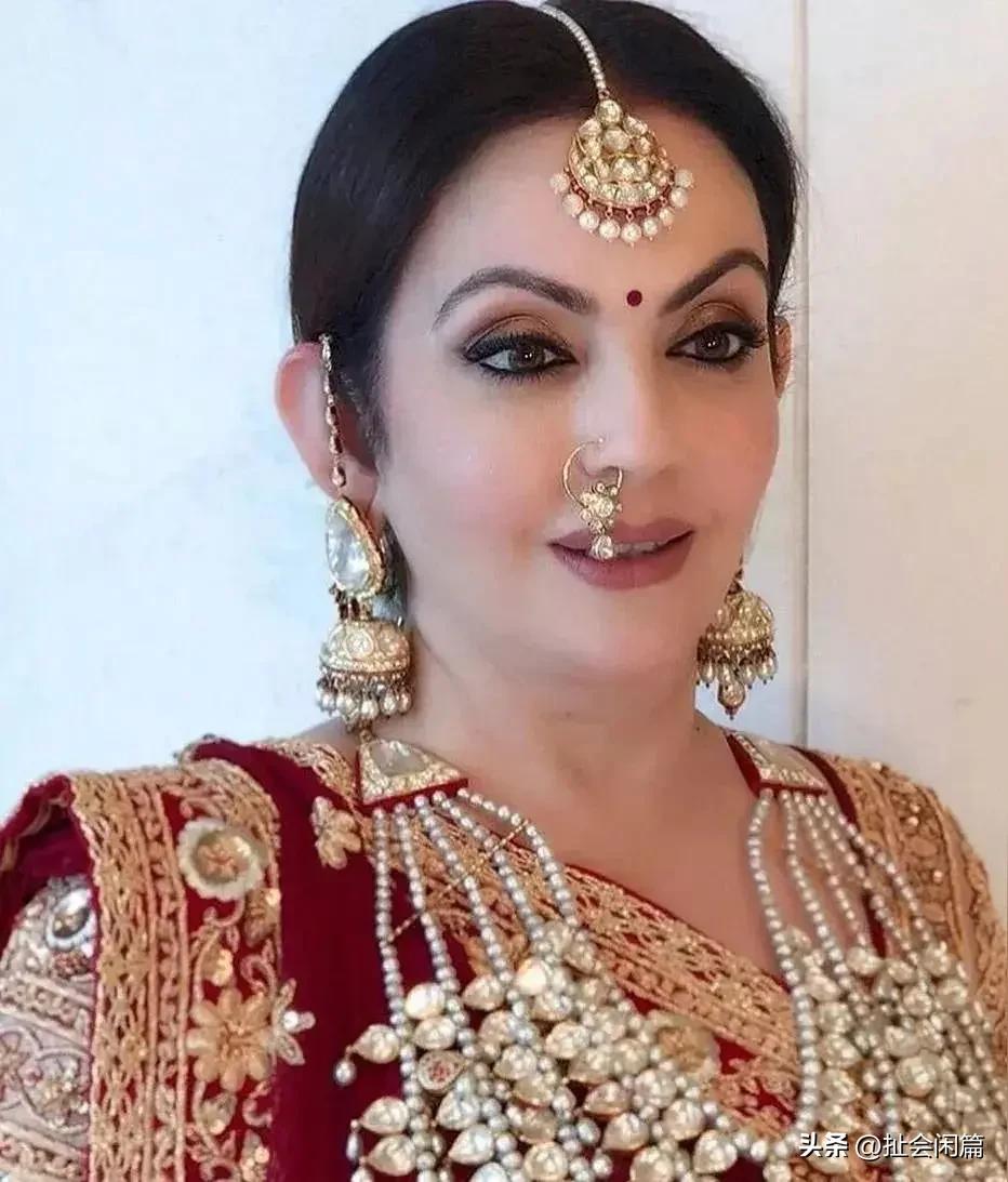 你以为是炫富，人家只是日常。

印度首富夫人妮塔走到哪都是万众瞩目的焦点，已经人