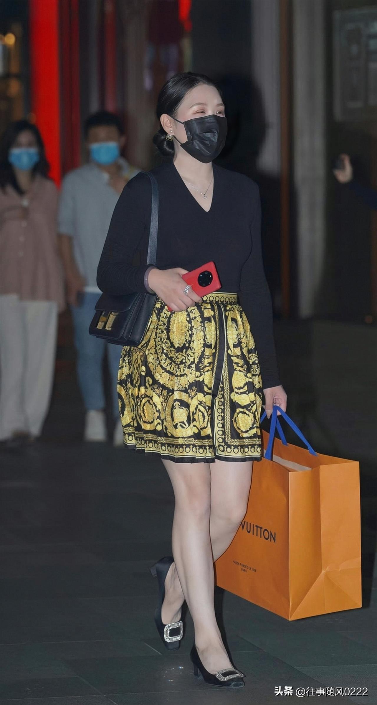 夜晚街拍穿搭指南：黑色上衣+金色印花裙，时尚又优雅