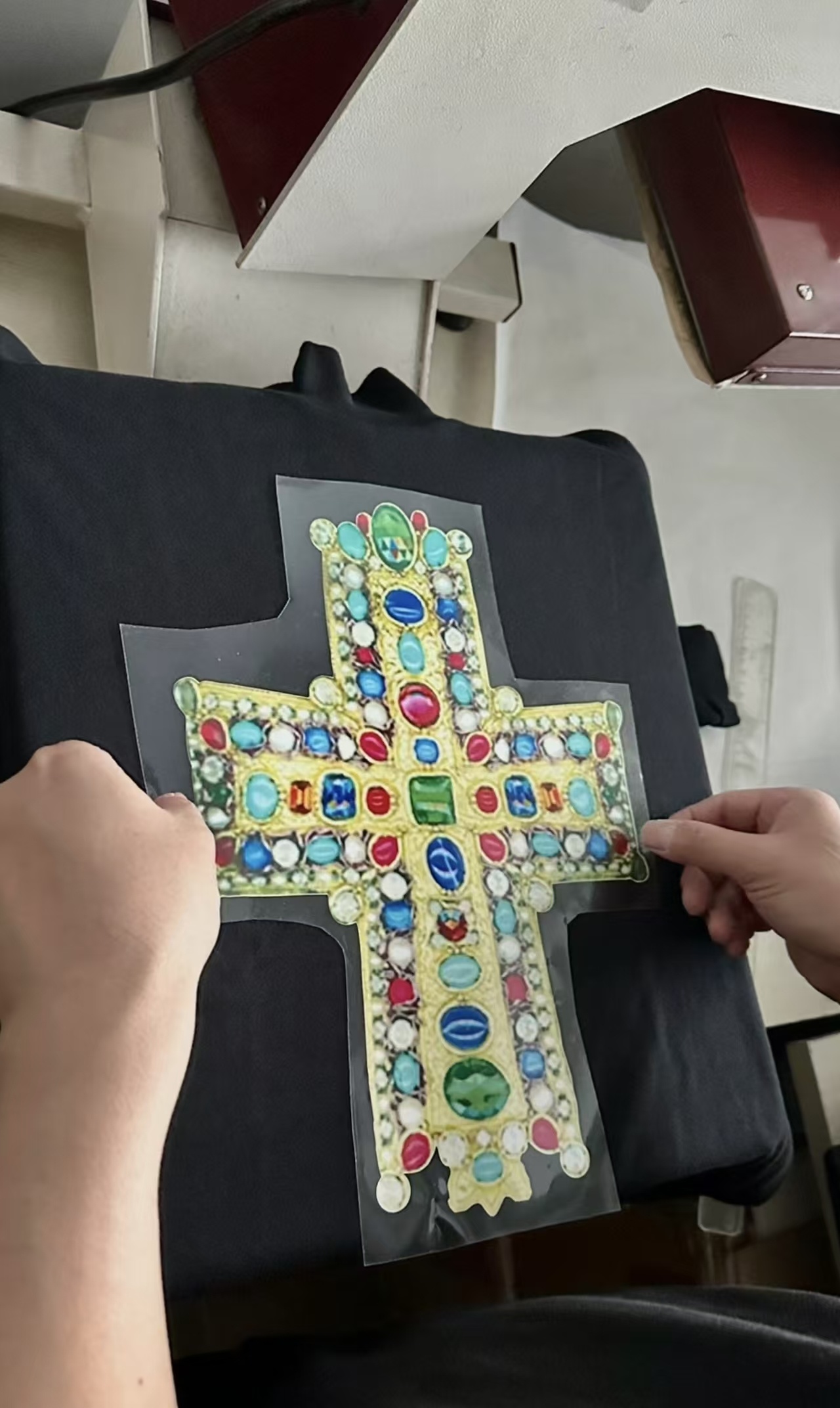 穿普拉达的女王2  这是一条 应该在4月10日发布的微博。 这是上海首映礼那天的