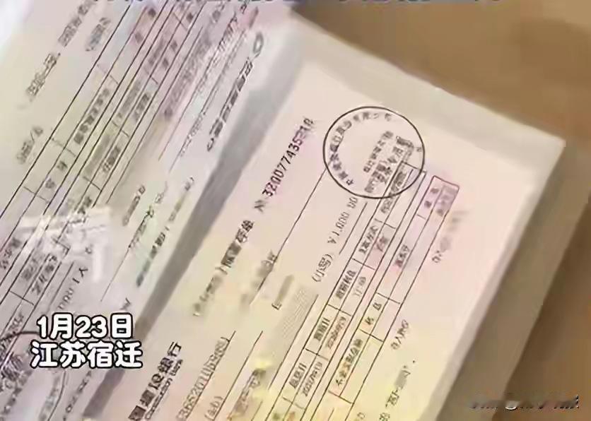 厕所隔间藏着的秘密：她每天顺手存1000，丈夫追踪半月终见分晓

婚姻里的隐秘存