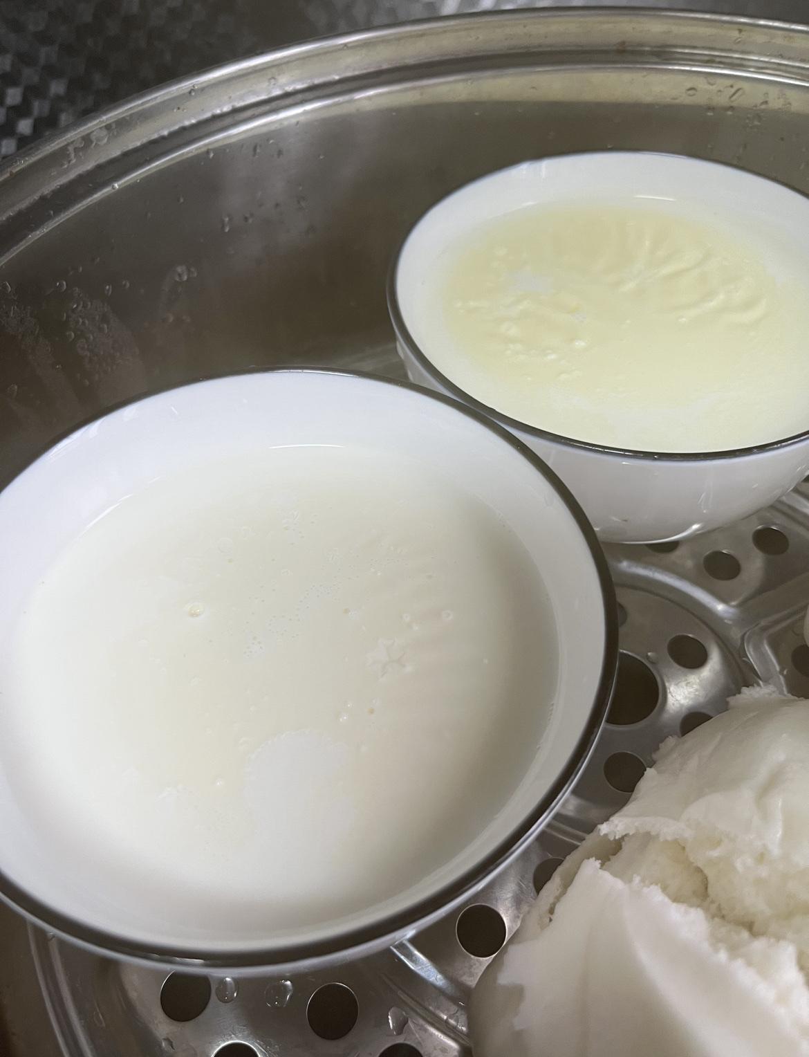 两碗牛奶

早上，蒸牛奶，原来买的牛奶就剩一盒，就开了新买的牛奶，倒进碗里没有啥
