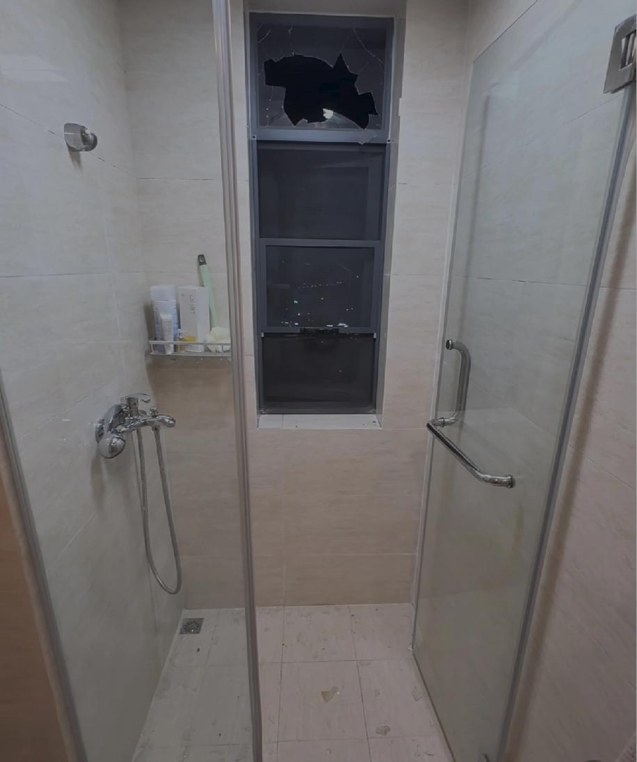 元宵节放烟花图个热闹，可要是烟花没放好，直接砸进别人家里，这事儿就麻烦了。现在就