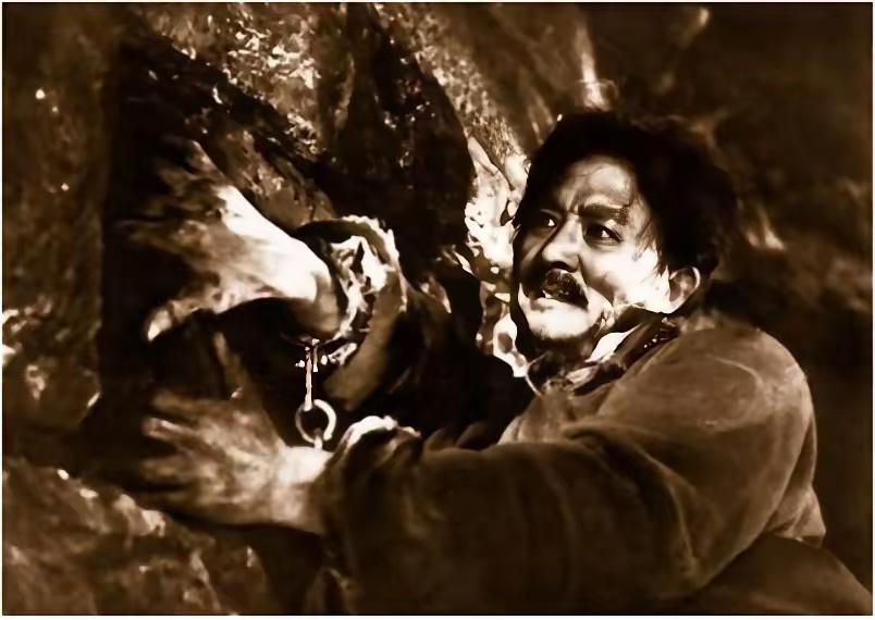 蒋介石啊，你千万不该屠杀渣子洞的三百多名志士沉默的荣耀
蒋介石啊，你于1949年