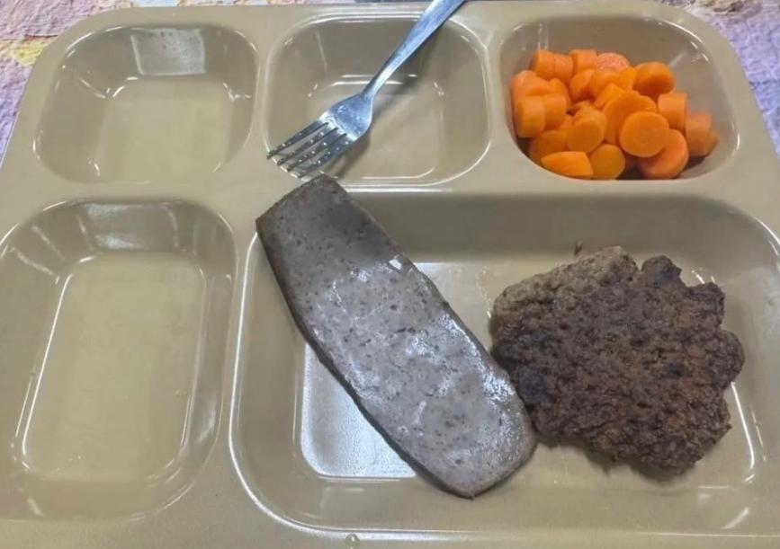 林肯号航母的伙食是猫粮吧？

图一和图二那么点食物，够谁吃的？林肯号航空母舰的报