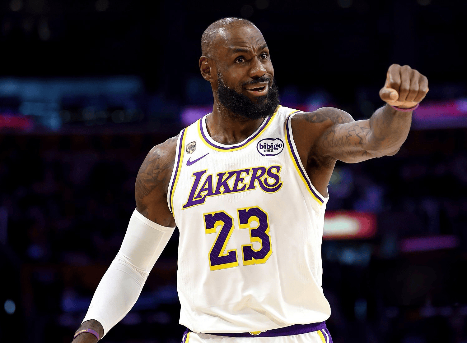 曝詹姆斯突然改变想法NBA夏窗连续剧之《勒布朗去哪儿》。老汉詹姆斯迟迟没有做出决