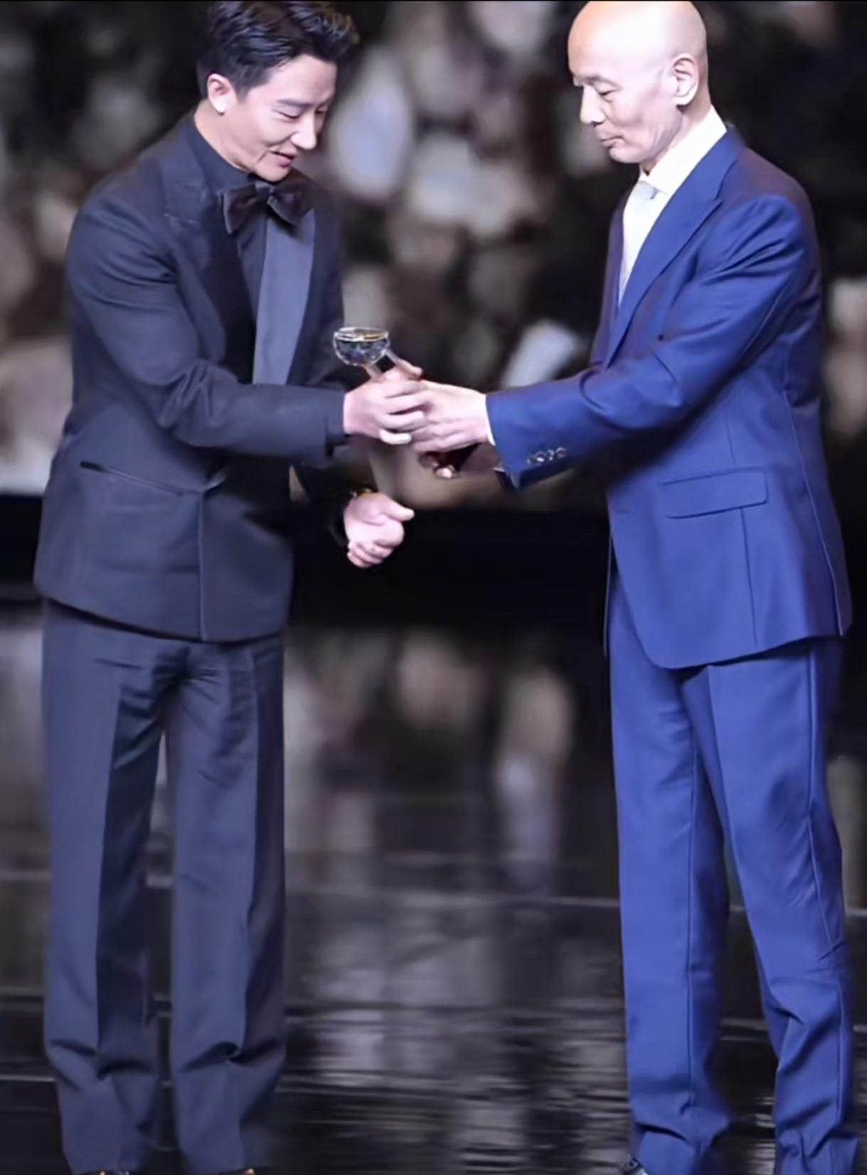 燃爆了！2025澳门国际电影节上，黄轩一举拿下最佳男主角，成为双料影帝。更惊喜的