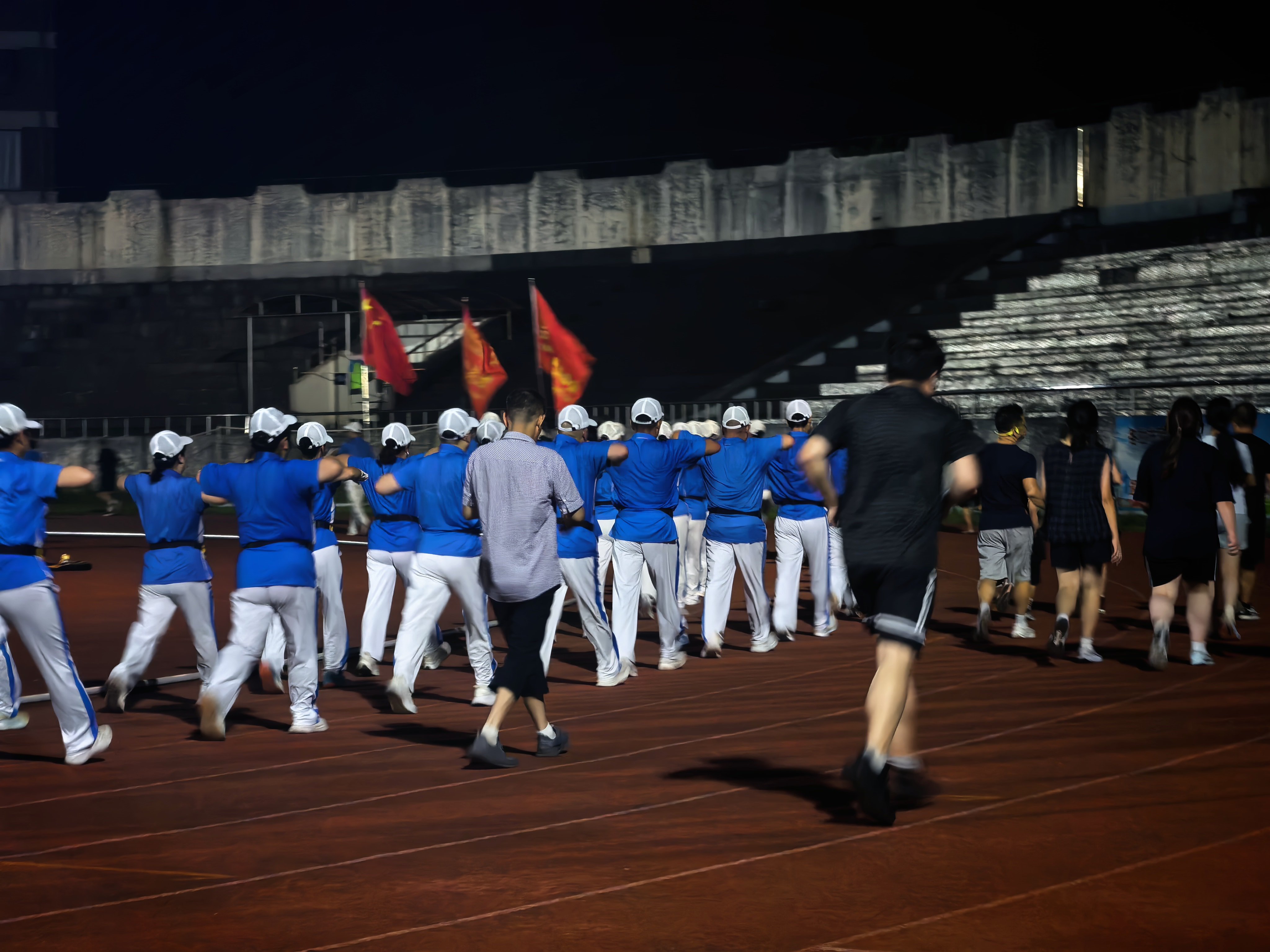 夜幕下的操场，藏着动人的生活图景健步走队伍用整齐步伐养护身体，小朋友们跑跑闹闹，