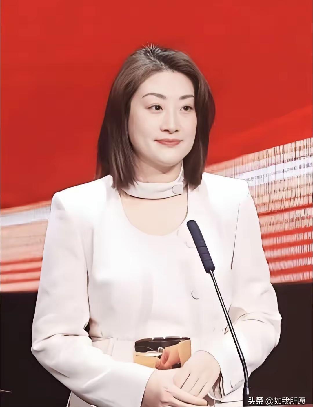 宗馥莉这次是真狠啊，新饮料“果然啵啵”上市，包装上翻遍，“娃哈哈”三个字一个都没