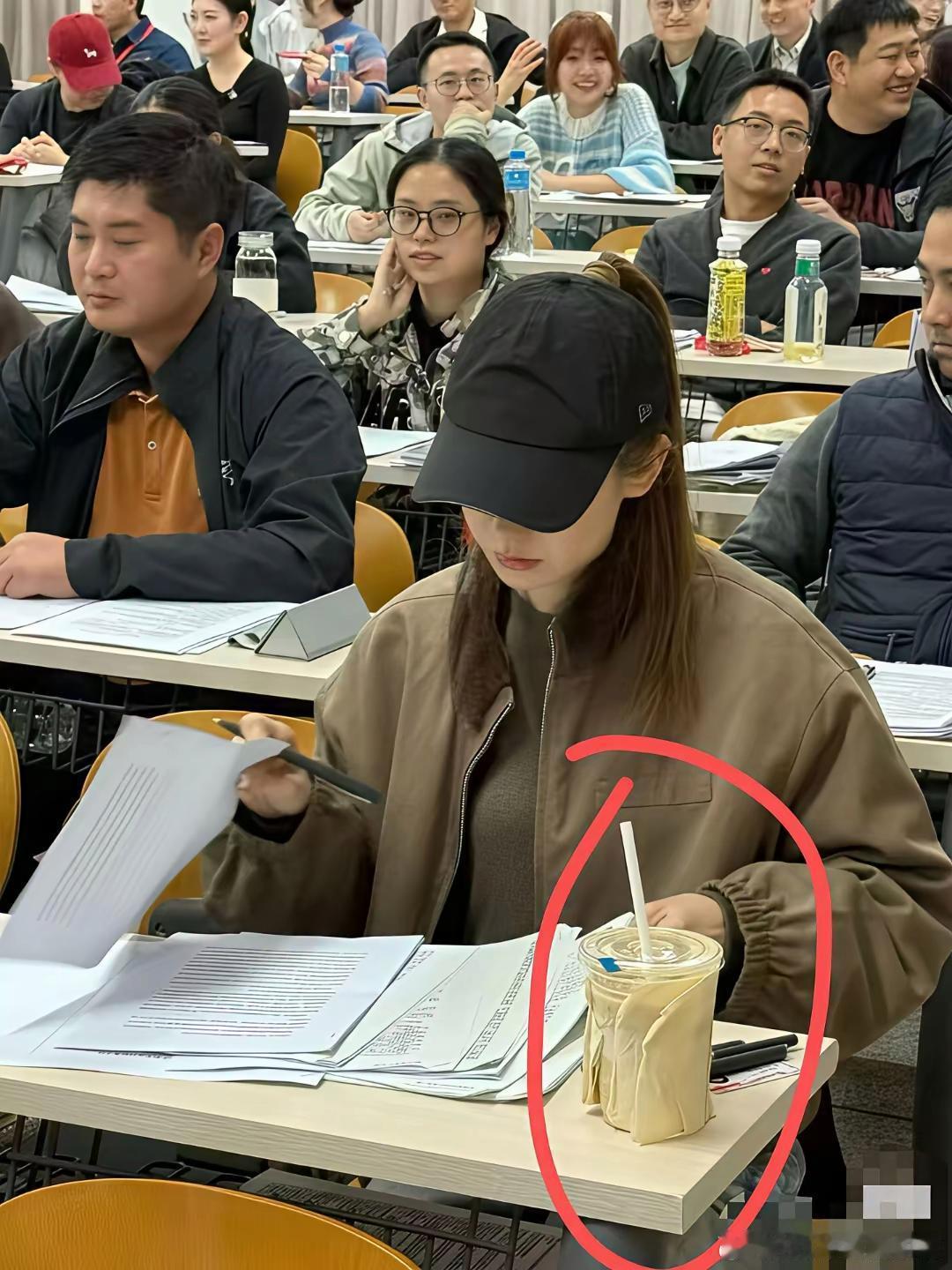 戚薇考北大研究生我不惊讶，她穿着那么低调我也不惊讶，我惊讶的是，她竟然也喝瑞幸。