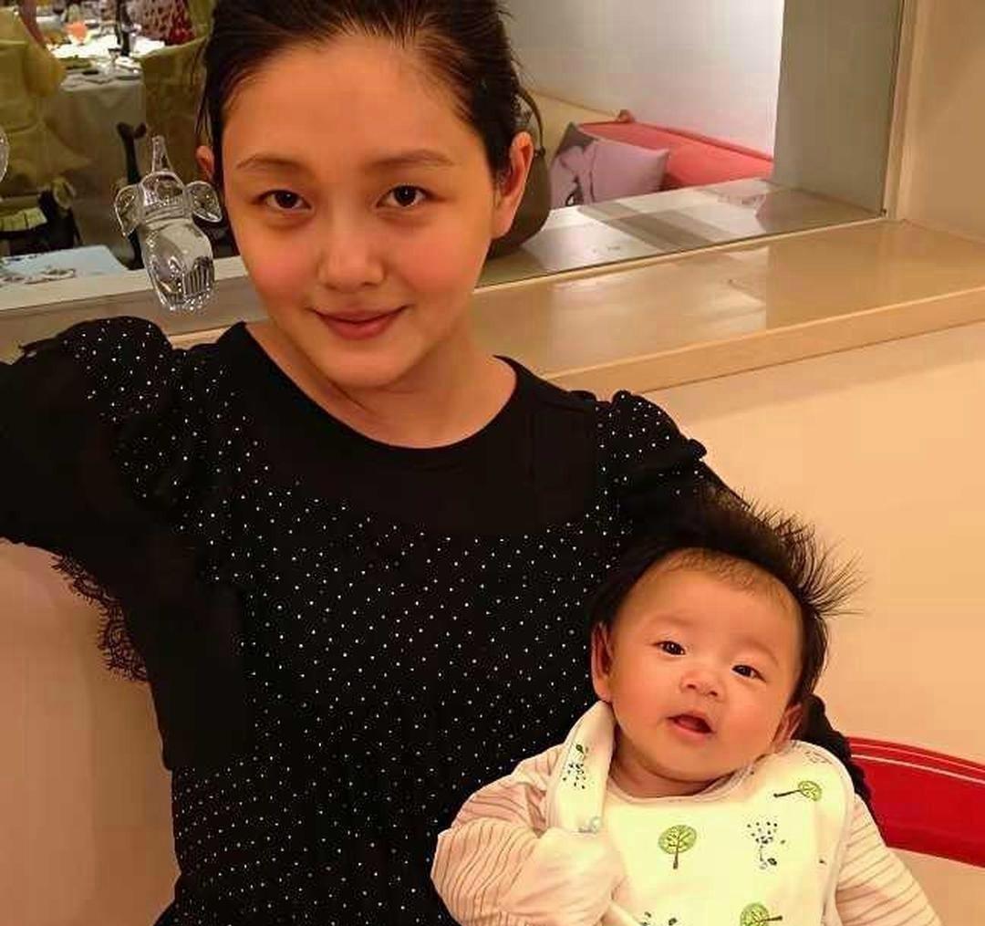 小S估计又得哭了，小玥再次证明了妈妈、姥姥和小姨的爱都是真的。小玥注册Ins后，