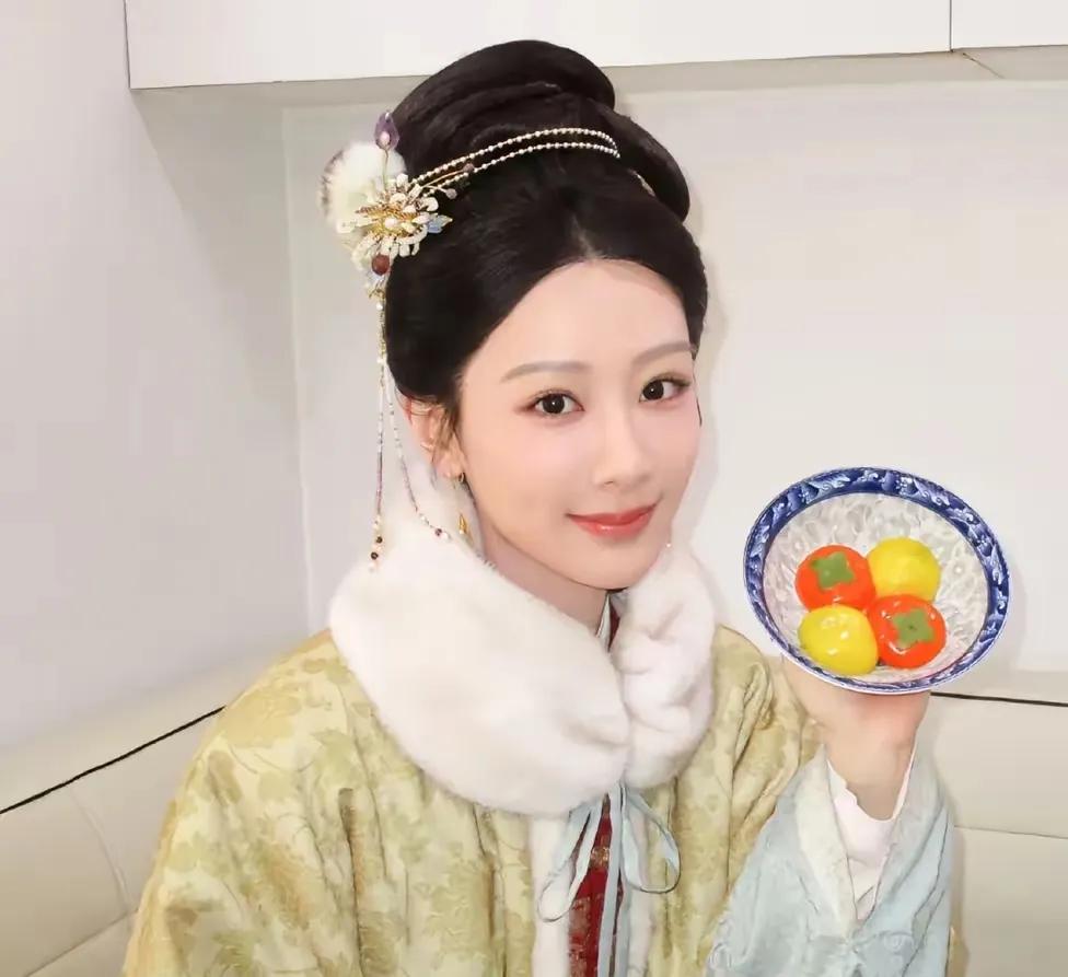 元宵节当天，众多明星纷纷晒出汤圆。杨紫曝出了家业的最新造型，似乎经济状况有所改善