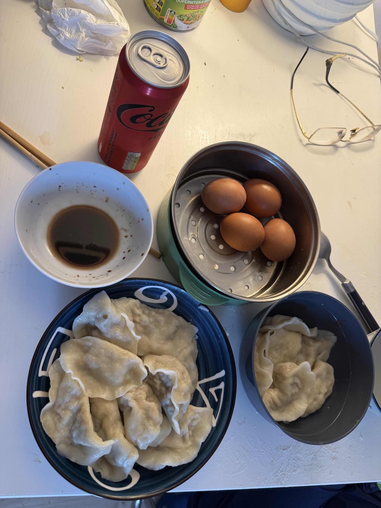 小时候，诸多传统节日里端午节显得很普通，吃个粽子吃块绿豆糕已经很满足，娘有空也做
