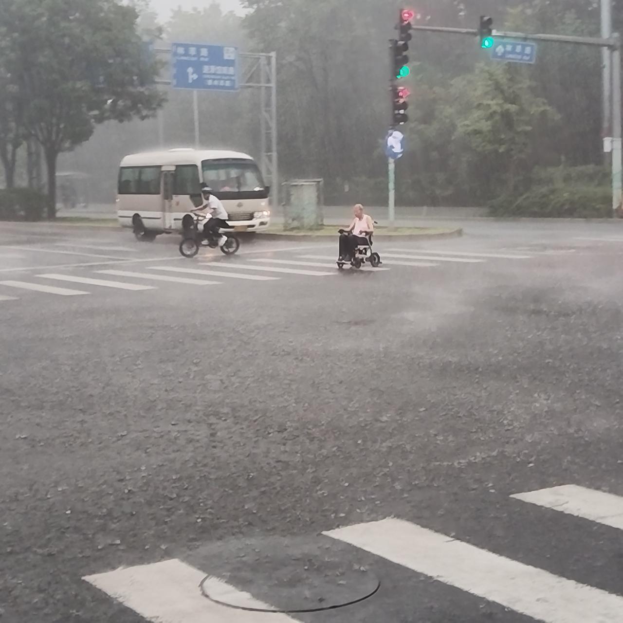 突如其来的暴雨，让在奥森公园中晨起锻炼的人们狼狈不堪。