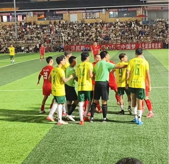 “这支球队可不是国家队”真的很尴尬[抠鼻]

巴西足球队与贵州村超队进行友谊赛，