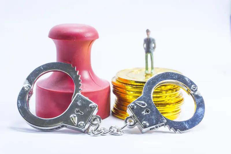 已婚男子为追求女子挪用公款! 女子缺钱买房 ，男子转了近10万公款，结果女子不领