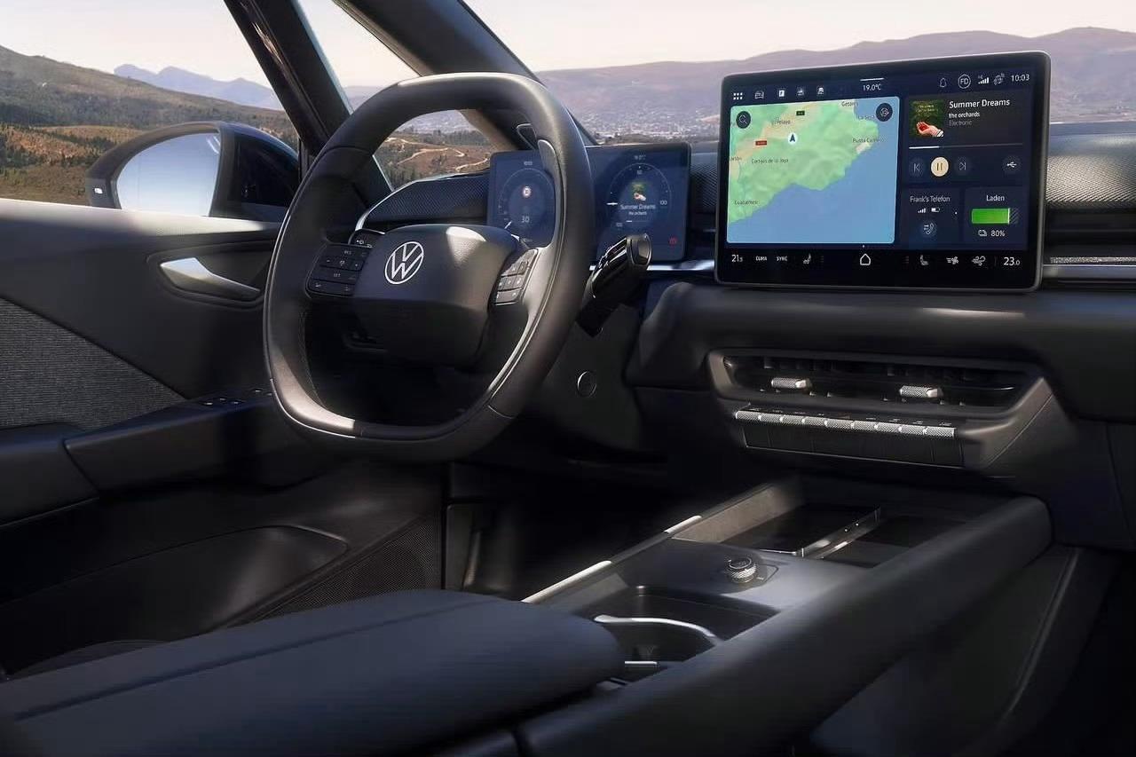 新款ID.3 NEO ——方向盘变成了两幅，全是实体按键——中控屏幕变大了，下面