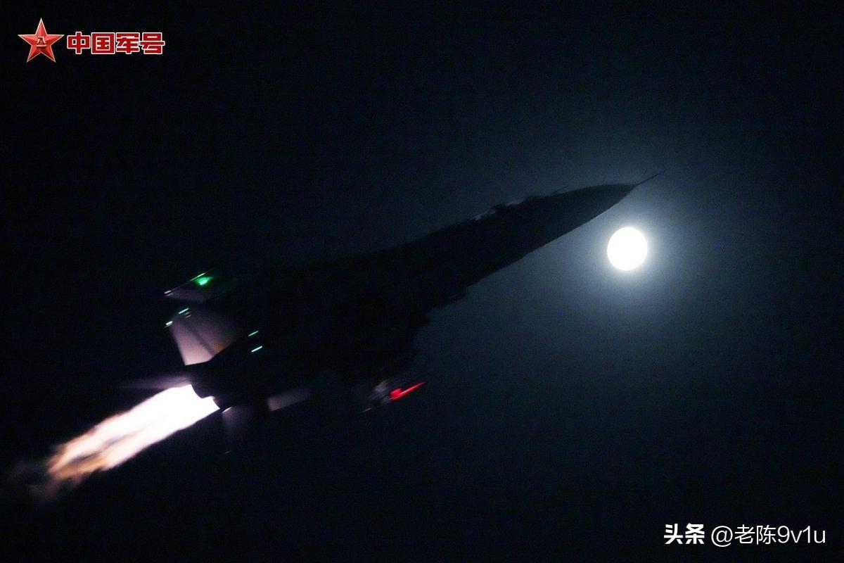 南国夏日，夜色如墨。2026年6月23日，随着一发信号弹划破夜空，数架战机从某军