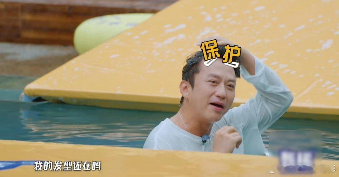 五哈的后期老师，够讲义气邓超发际线被打码