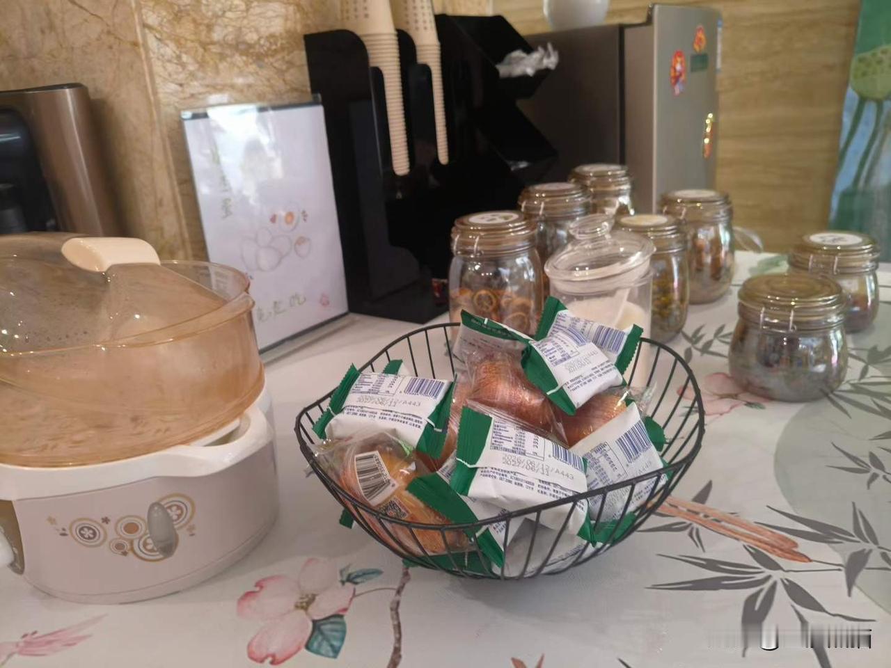 云南酒店有多卷？蒙自160元的锦华店大堂除了免费茶饮咖啡，还提供饼干蛋糕和鸡蛋，
