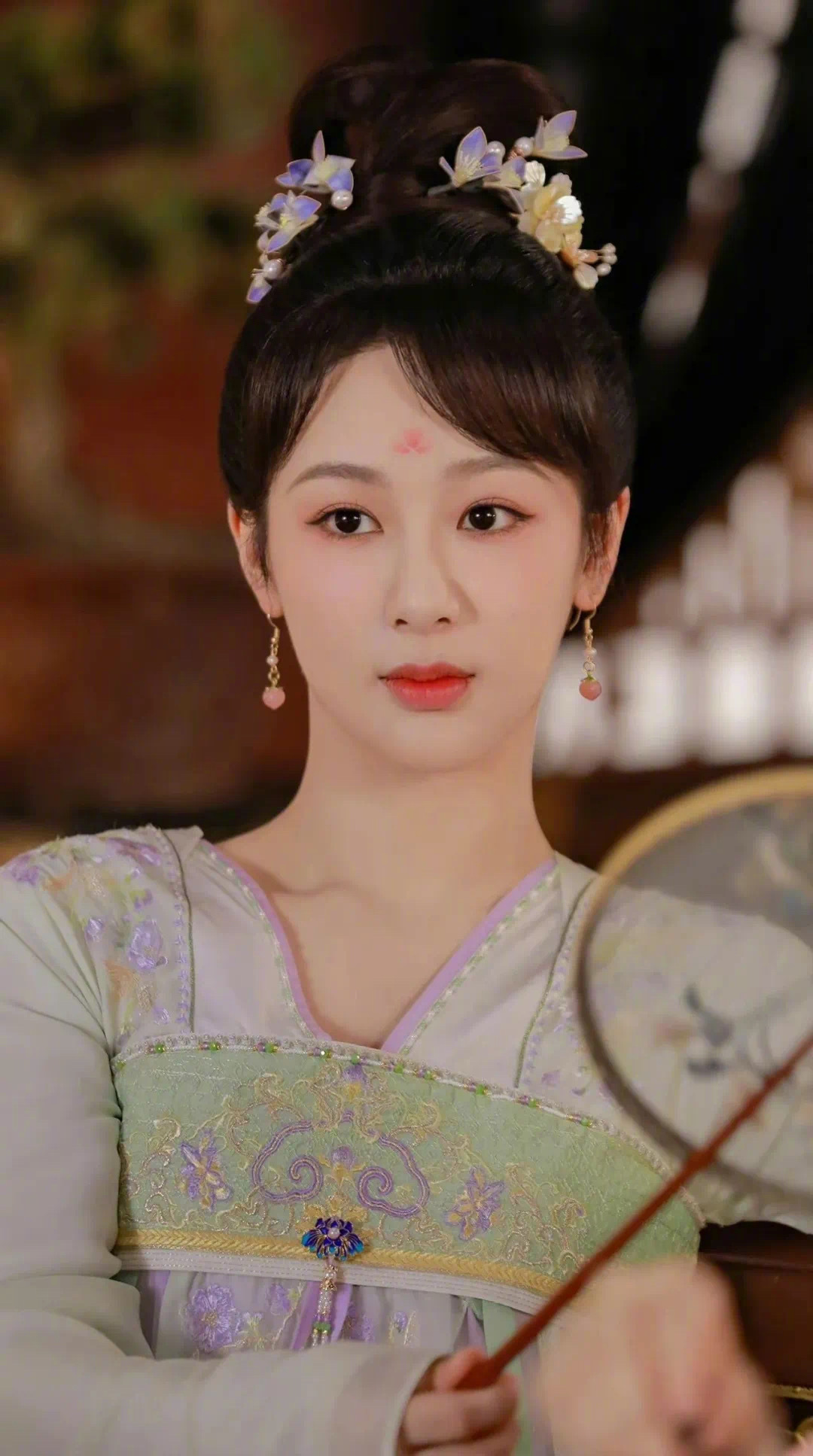 杨紫目前已经不受市场大环境影响了，今年市场行情不太好，但她已经播了三部热剧 ，扛