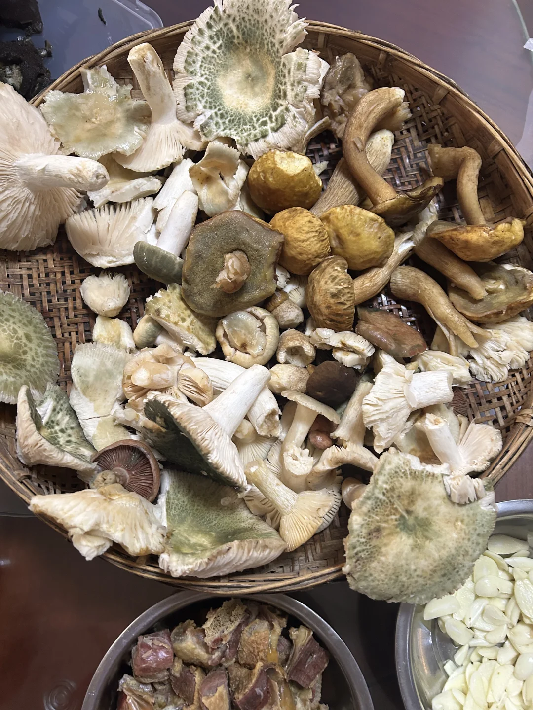 在云南 吃第一波野生菌
