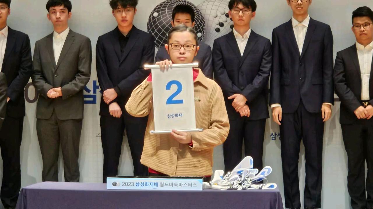 三星杯热点：
豪哥大刀阔斧
孔明小刀割肉
小鱼力不从心
日本全军覆没




第