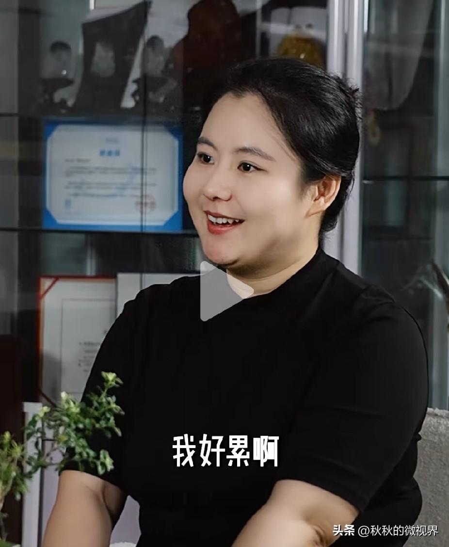 心疼段睿，她现在才37岁
然而她陪蔡磊破冰的时候才29岁，
正风华正茂。


一