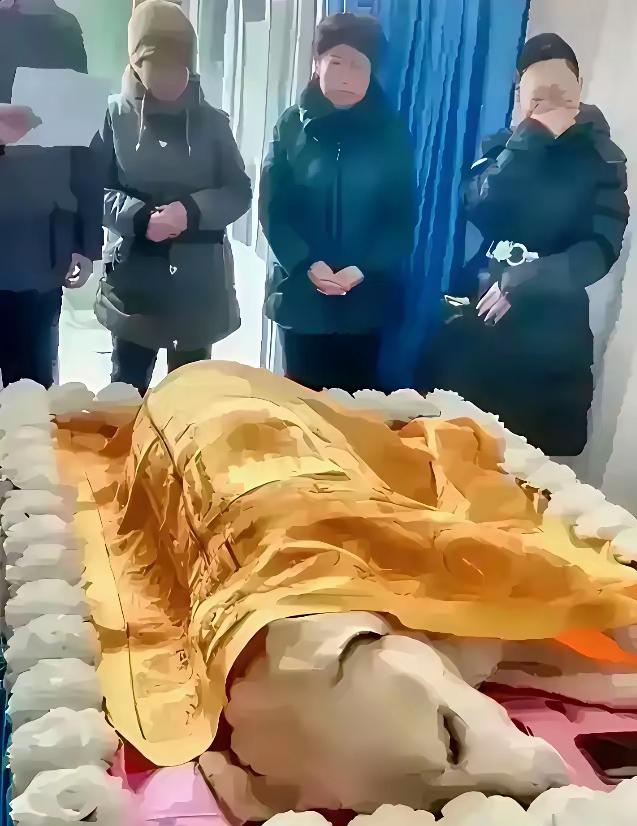 狗狗走了守孝7天！
对你没有看出！
最近街坊家老狗走了，
主人整得挺隆重，
直接