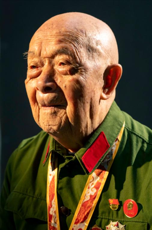 抗美援朝时，他一人歼敌400余人，立下汗马功劳，复员时，却因工作人员写错一字，苦