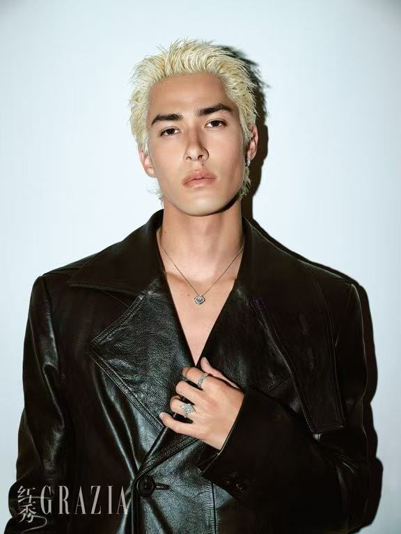 被米卡这组红秀硬照狠狠拿捏了。白金发色配利落黑皮衣，又酷又松弛，腕间与颈间的天然