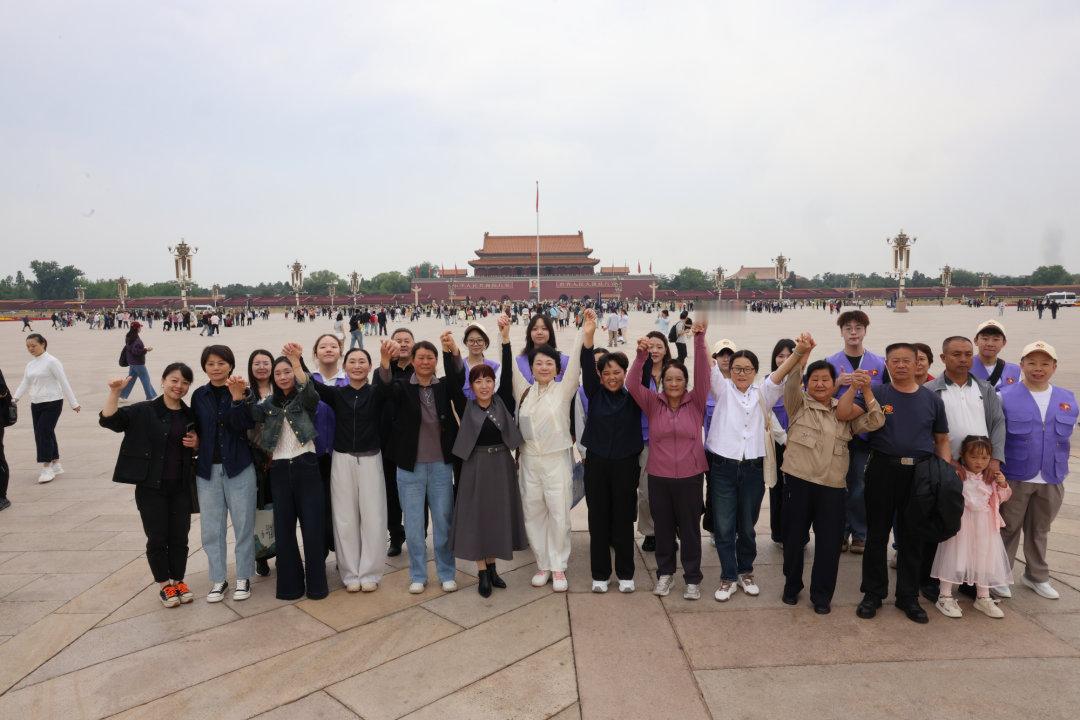 英雄的母亲和妻子，登上天安门城楼！她们是杰桑・索南达杰、陈祥榕、肖思远、王焯冉、